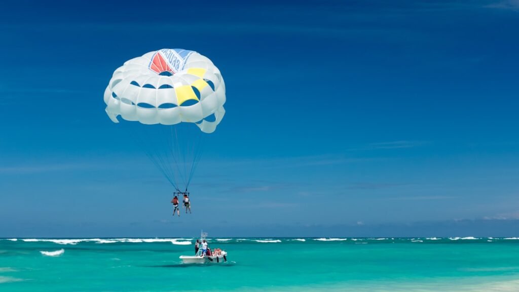 Seize the Chance of a Parasailing Tour